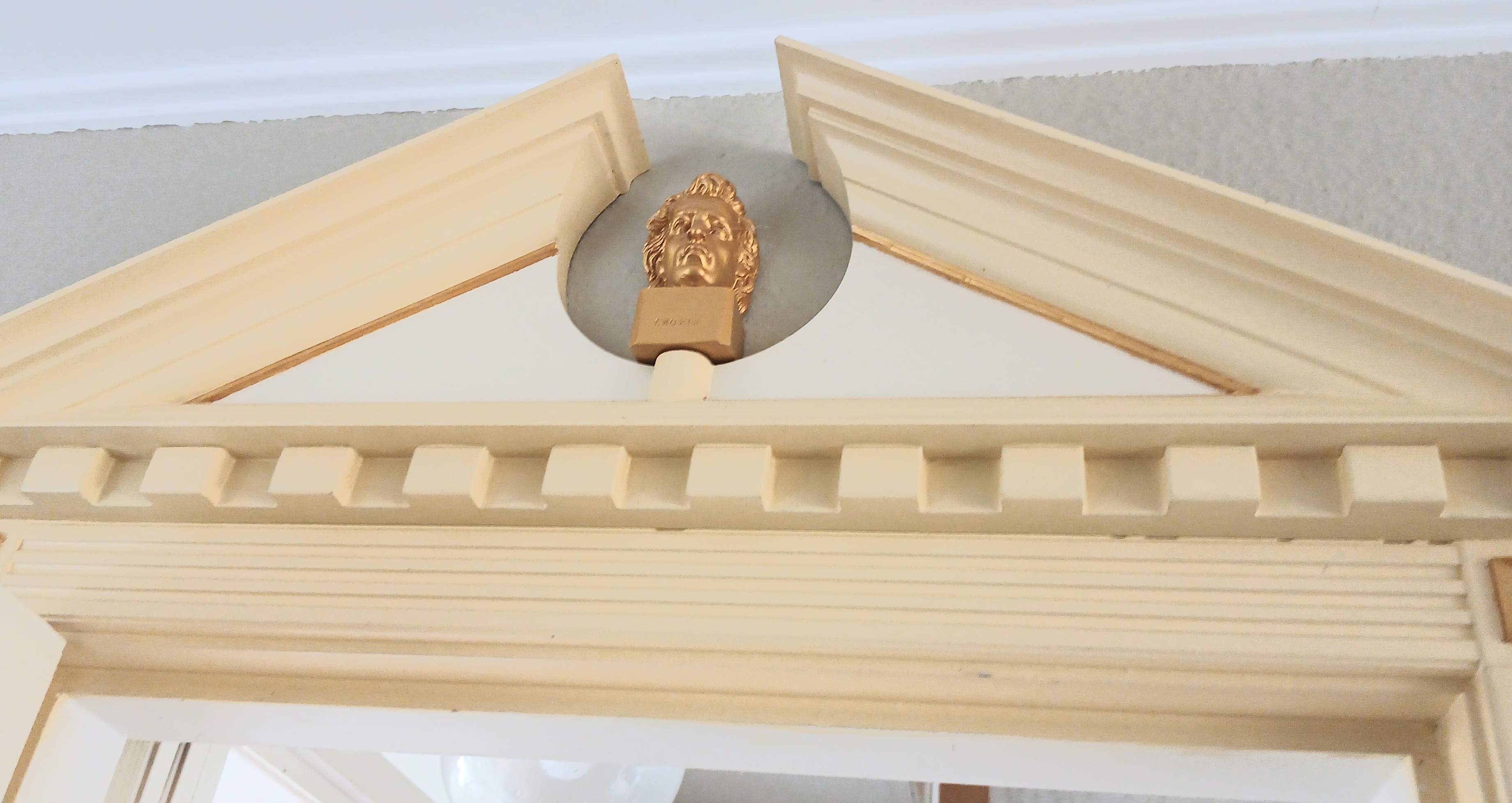 /userfiles/images/anecdotes/6842f32dd27e4_b  Kunstwerk boven deur woonkamer.jpg